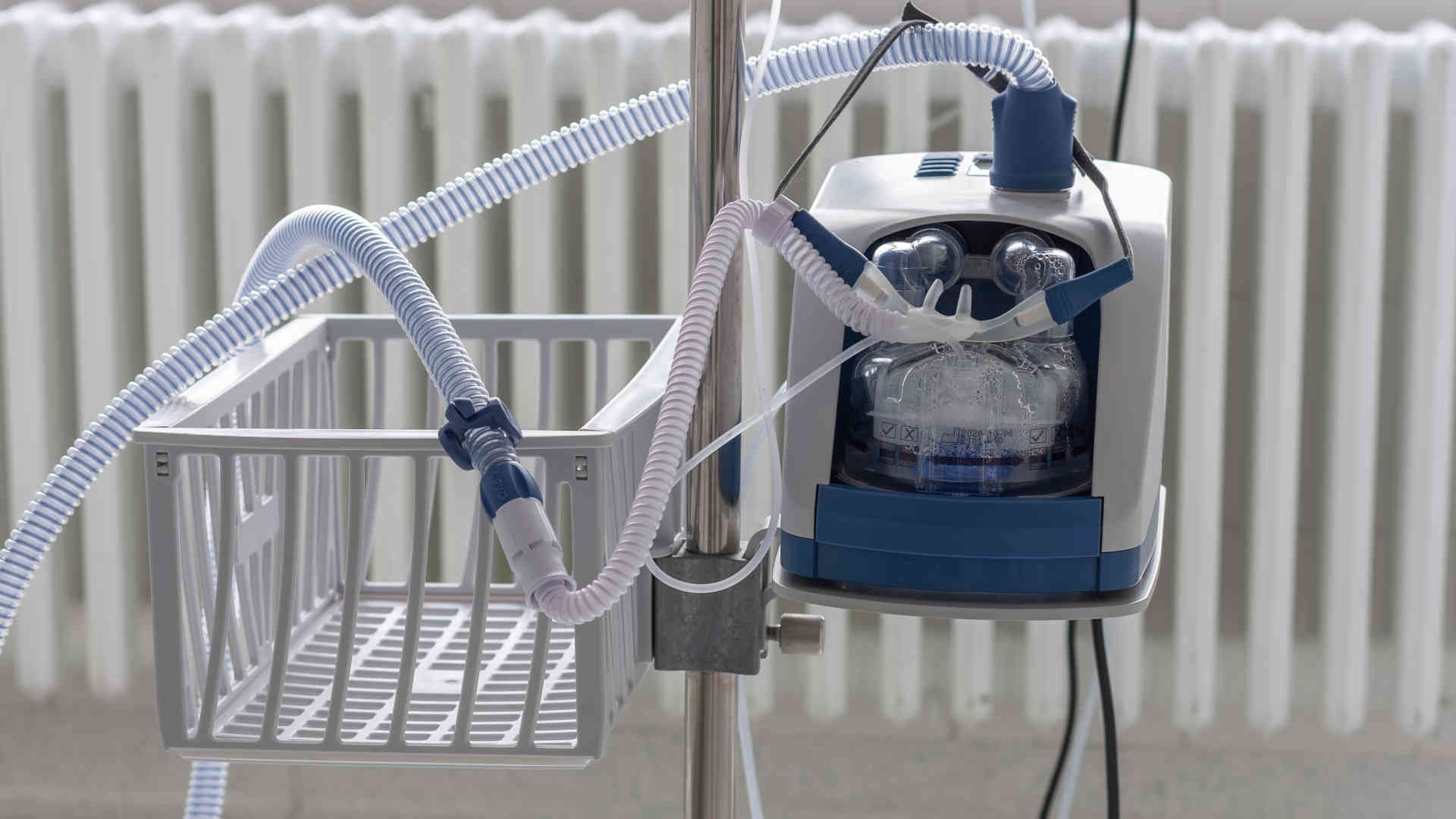 Mechanical ventilator screen